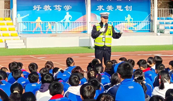 白水交警走进辖区学校开展交通安全宣传教育活动。 白水交警走进辖区学校开展交通安全宣传教育活动。