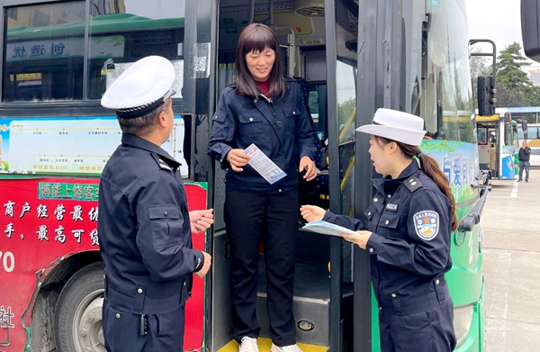 合阳公安交警走进辖区客运企业开展交通安全宣传。 合阳公安交警走进辖区客运企业开展交通安全宣传。