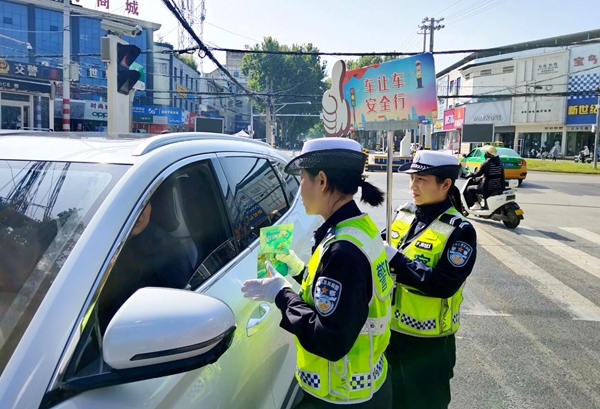 华州交警开展“车让车 安全行”主题宣传活动。 华州交警开展“车让车 安全行”主题宣传活动。