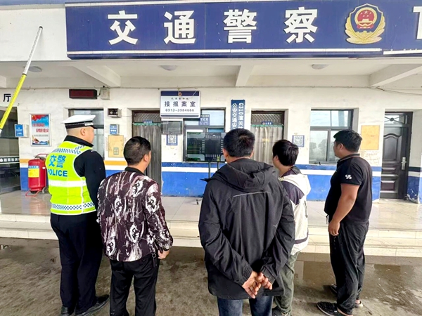 潼关交警开展“车让车 安全行”主题宣传活动。 潼关交警开展“车让车 安全行”主题宣传活动。