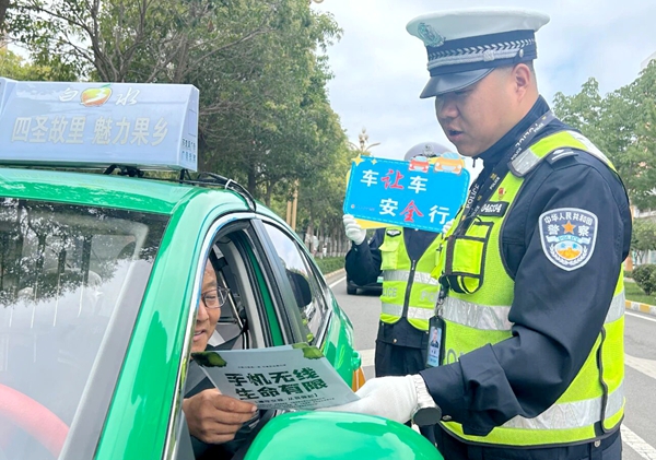 白水交警开展“车让车 安全行”主题宣传活动。 白水交警开展“车让车 安全行”主题宣传活动。