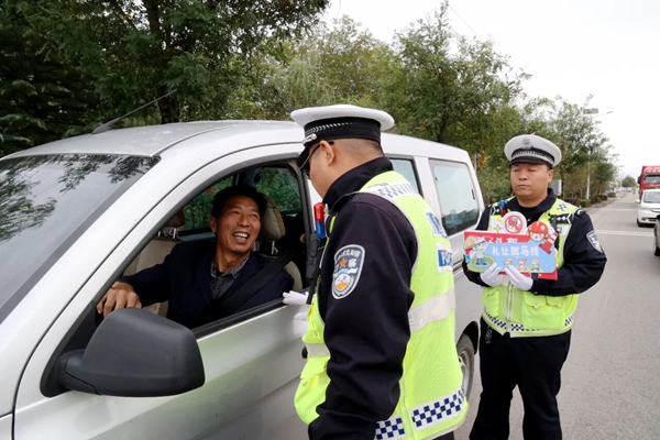 大荔交警开展“车让车 安全行”主题宣传活动。 大荔交警开展“车让车 安全行”主题宣传活动。