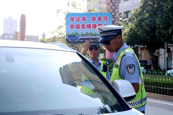 高新交警开展“车让车 安全行”主题宣传活动。 高新交警开展“车让车 安全行”主题宣传活动。