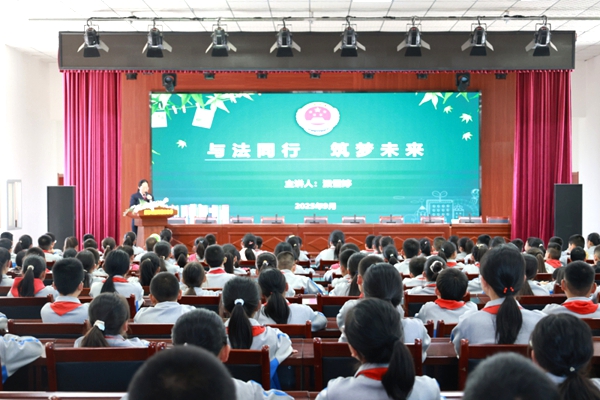 澄城县人民检察院干警走进城关三小开展法治教育讲座。 澄城县人民检察院干警走进城关三小开展法治教育讲座。