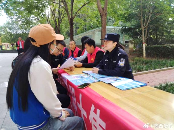 韩城公安新城派出所民辅警联合社区人员开展反诈宣传活动。 韩城公安新城派出所民辅警联合社区人员开展反诈宣传活动。