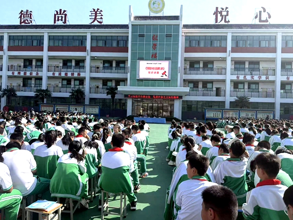 华阴公安西岳派出所组织民警走进辖区华岳小学开展法治宣传教育活动。 华阴公安西岳派出所组织民警走进辖区华岳小学开展法治宣传教育活动。