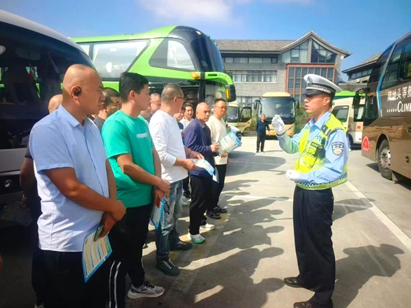 渭南高速交警开展“平安双节 安全出行”交通安全宣传活动。 渭南高速交警开展“平安双节 安全出行”交通安全宣传活动。