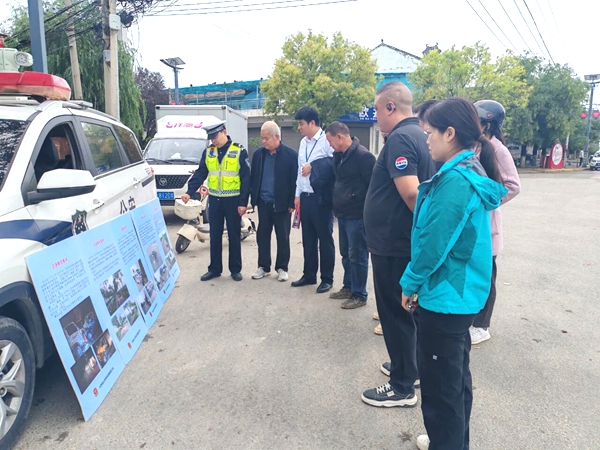 大荔公安交警深入村庄开展“千村宣教”活动。 大荔公安交警深入村庄开展“千村宣教”活动。