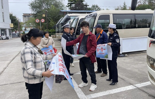 合阳县公安局交通管理大队法宣中队联合车辆管理所走进辖区客运企业开展交通安全宣传。 合阳县公安局交通管理大队法宣中队联合车辆管理所走进辖区客运企业开展交通安全宣传。