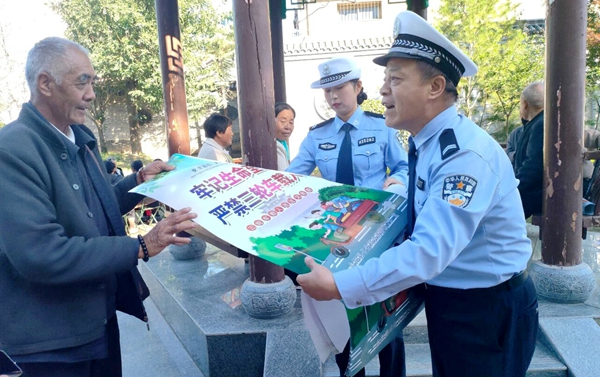 合阳公安交警在县政府广场开展 “一盔一带  ”安全守护行动。 合阳公安交警在县政府广场开展 “一盔一带  ”安全守护行动。
