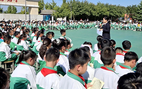 华阴检察走进华岳小学开展法治宣传活动。 华阴检察走进华岳小学开展法治宣传活动。