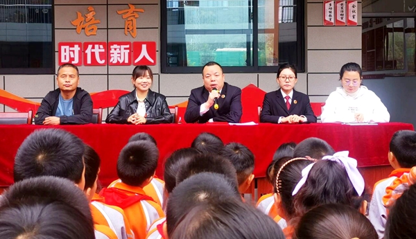 潼关县人民检察院开展送法进校园活动。 潼关县人民检察院开展送法进校园活动。