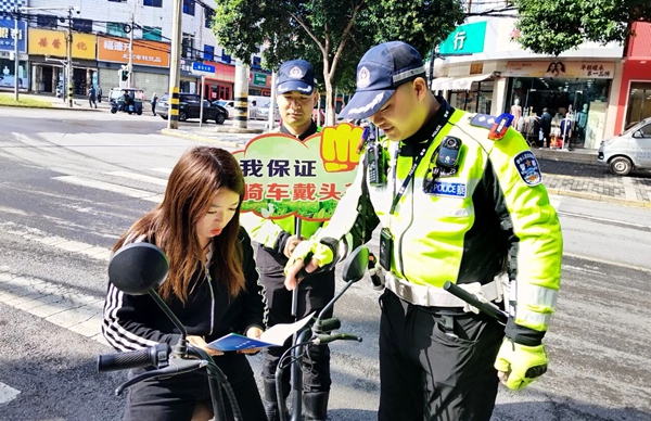 华州交警开展“一盔一带”交通安全宣传活动。 华州交警开展“一盔一带”交通安全宣传活动。