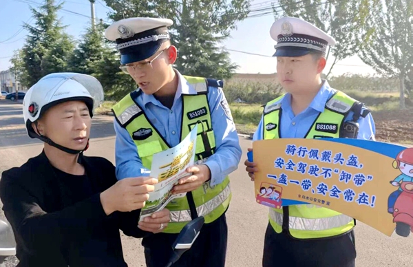 白水交警开展“一盔一带”交通安全宣传活动。 白水交警开展“一盔一带”交通安全宣传活动。