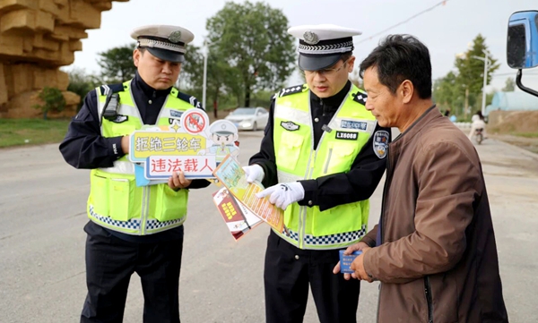 大荔交警开展“一盔一带”交通安全宣传活动。 大荔交警开展“一盔一带”交通安全宣传活动。