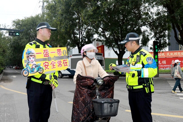 澄城交警开展“一盔一带”交通安全宣传活动。 澄城交警开展“一盔一带”交通安全宣传活动。