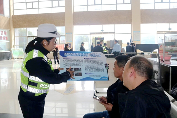 高新交警开展“一盔一带”交通安全宣传活动。 高新交警开展“一盔一带”交通安全宣传活动。