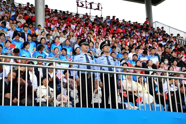 临渭公安全力护航体育盛会。 临渭公安全力护航体育盛会。