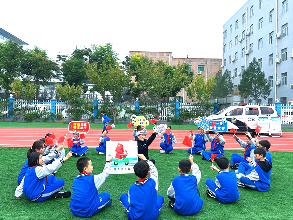 韩城市公安局交警大队民警走进新城三小，开展“知危险会避险”主题交通安全宣传活动。