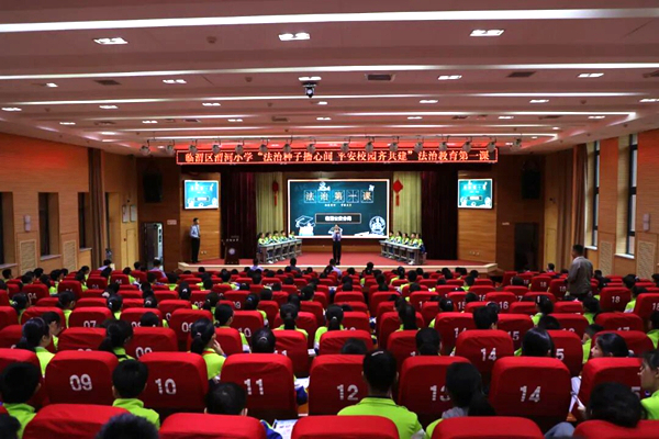 临渭公安分局法治宣讲团走进渭河小学。