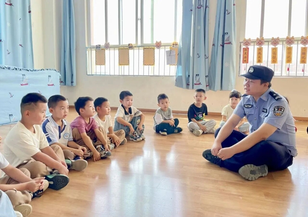 潼关县公安局城关派出所组织民警走进校园集中开展 “开学第一课” 普法宣讲活动。