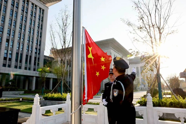 渭南市中级人民法院举行庆祝中华人民共和国成立76周年升国旗仪式暨宪法宣誓。