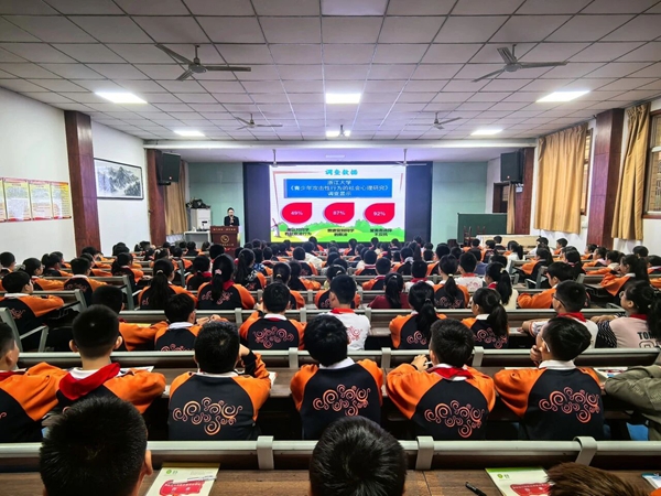 华阴检察干警进校园为学生讲法治教育课。  