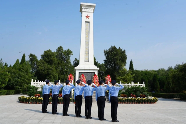大荔县公安局参加烈士纪念日公祭活动。