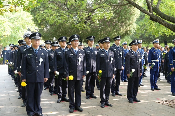 合阳公安组织参加烈士公祭活动。