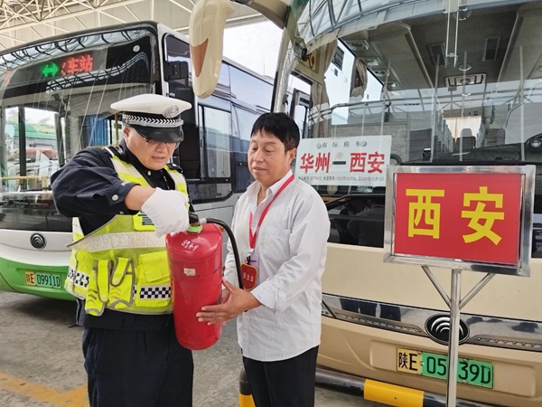 华州交警开展“双节”交通安全宣传活动。