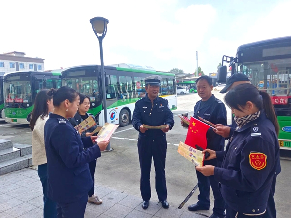 潼关交警走进县客运站开展节前交通安全检查和宣传警示活动。
