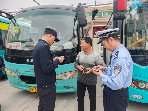 蒲城交警联合交通运输局深入辖区客运企业开展源头隐患排查工作。