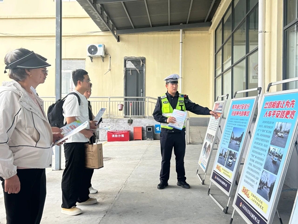 白水公安交警走进客运企业开展交通安全宣传活动。