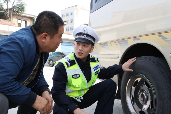 大荔交警开展节前交通安全宣传教育活动。