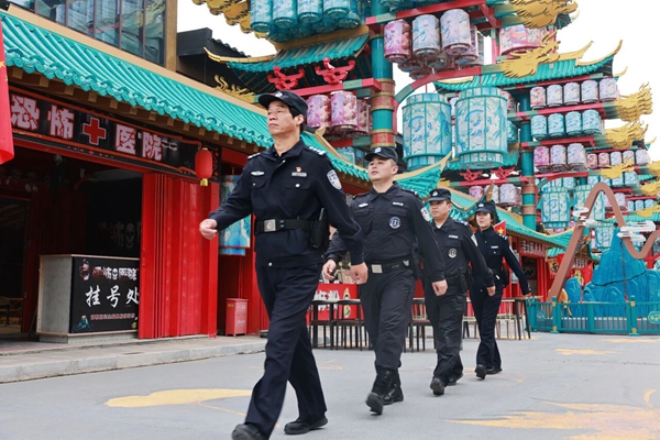 国庆中秋假期,渭南公安在秦东大地上绘就了一幅“山河远阔,人间烟火”的平安画卷。 国庆中秋假期,渭南公安在秦东大地上绘就了一幅“山河远阔,人间烟火”的平安画卷。