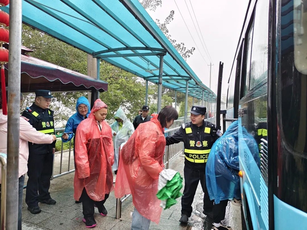 华州公安全力保障游客与群众度过平安舒心的双节假期。 华州公安全力保障游客与群众度过平安舒心的双节假期。