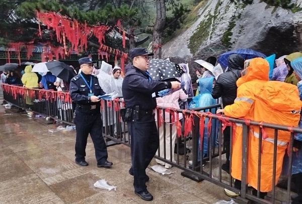 华阴公安全力守护景区安全。 华阴公安全力守护景区安全。