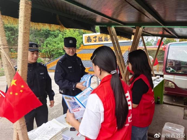 韩城西庄派出所民警在党家村景区开展巡逻宣防工作. 韩城西庄派出所民警在党家村景区开展巡逻宣防工作.