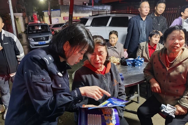 华州公安华州派出所开展反诈宣传。 华州公安华州派出所开展反诈宣传。