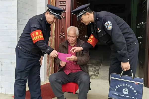 大荔公安下寨派出所民辅警向群众宣传防范电信网络诈骗知识。 大荔公安下寨派出所民辅警向群众宣传防范电信网络诈骗知识。