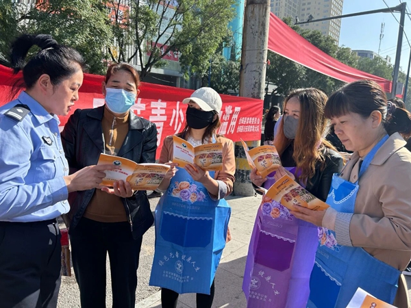 合阳县公安局禁毒大队组织民警开展禁毒宣传。 合阳县公安局禁毒大队组织民警开展禁毒宣传。