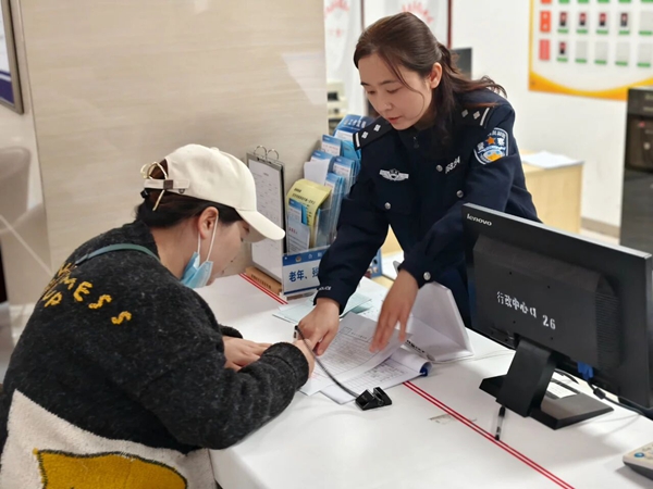 合阳县公安局户籍窗口积极践行为民服务的理念,坚持窗口服务“不打烊”。 合阳县公安局户籍窗口积极践行为民服务的理念,坚持窗口服务“不打烊”。