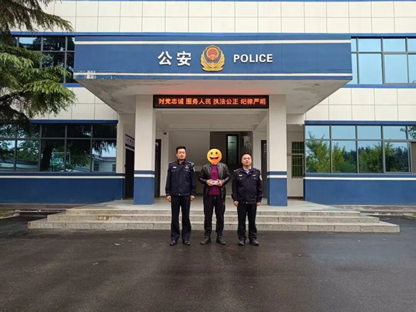 潼关公安代字营派出所帮群众找回遗失手机。 潼关公安代字营派出所帮群众找回遗失手机。