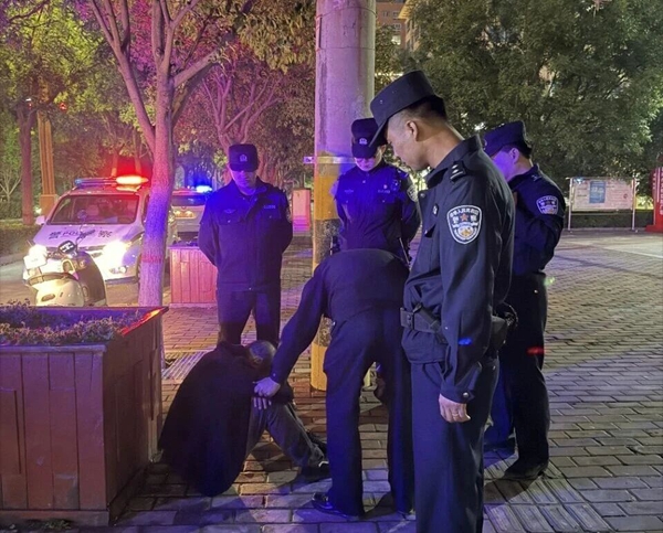 白水巡特警暖心救助醉酒男子。 白水巡特警暖心救助醉酒男子。