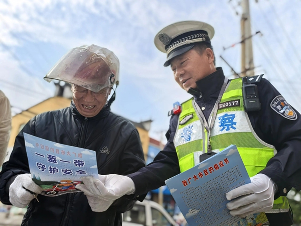 蒲城交警开展“一盔一带”安全宣传。 蒲城交警开展“一盔一带”安全宣传。