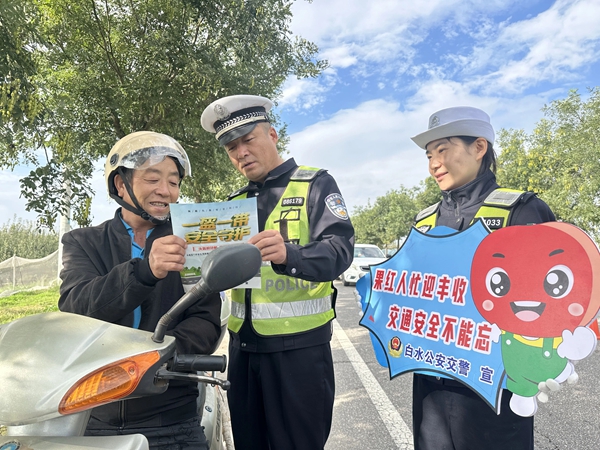 白水交警走村入户开展交通安全宣传。 白水交警走村入户开展交通安全宣传。