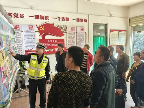 大荔交警开展“千村宣教”交通安全宣传活动。 大荔交警开展“千村宣教”交通安全宣传活动。