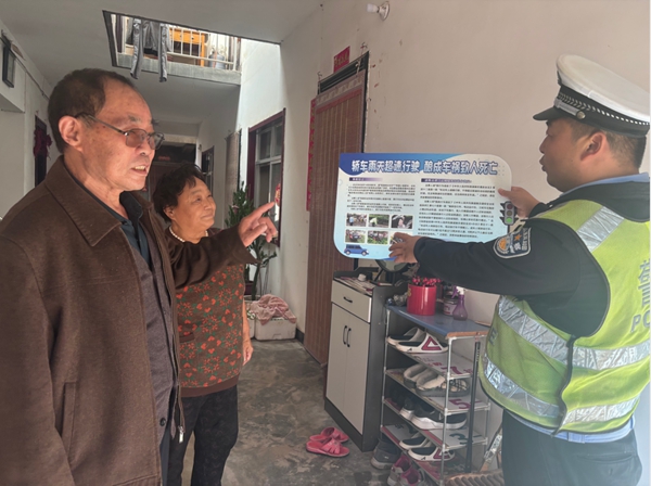 高新交警开展“美丽乡村行”交通安全宣讲活动。 高新交警开展“美丽乡村行”交通安全宣讲活动。