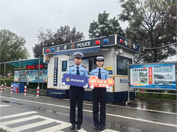 高速交警开展“有安全 更团圆 交通安全宣传”主题直播活动。 高速交警开展“有安全 更团圆 交通安全宣传”主题直播活动。