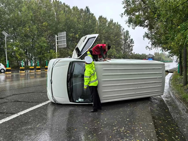 蒲城公安交警暖心救援侧翻车辆. 蒲城公安交警暖心救援侧翻车辆.